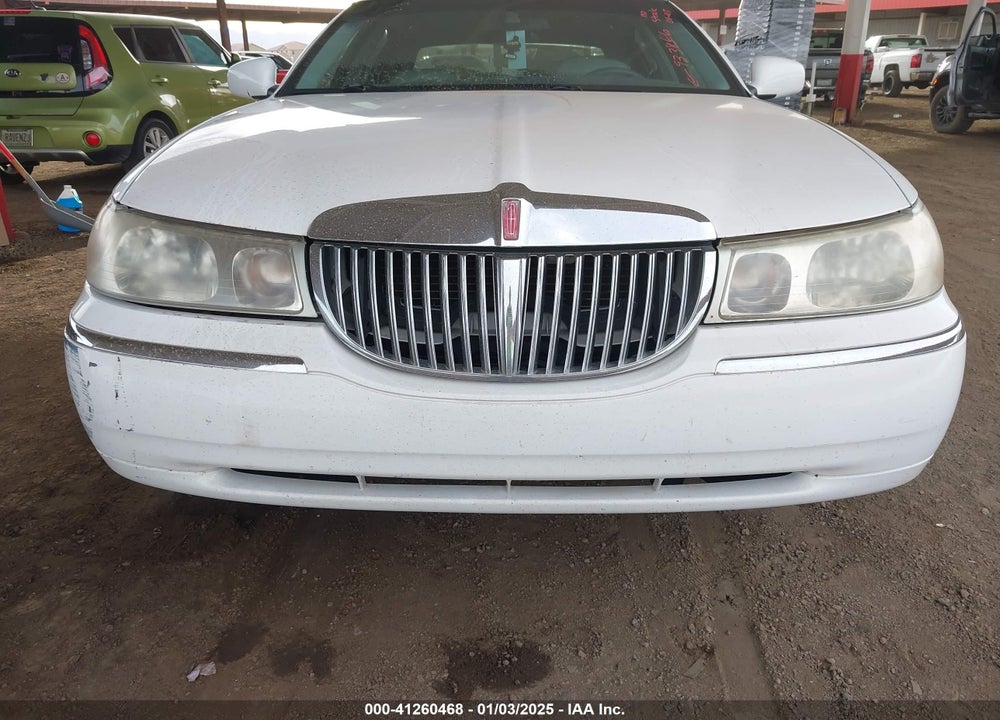2000 LINCOLN TOWN CAR SIGNATURE VIN: 1LNHM82W2YY933866