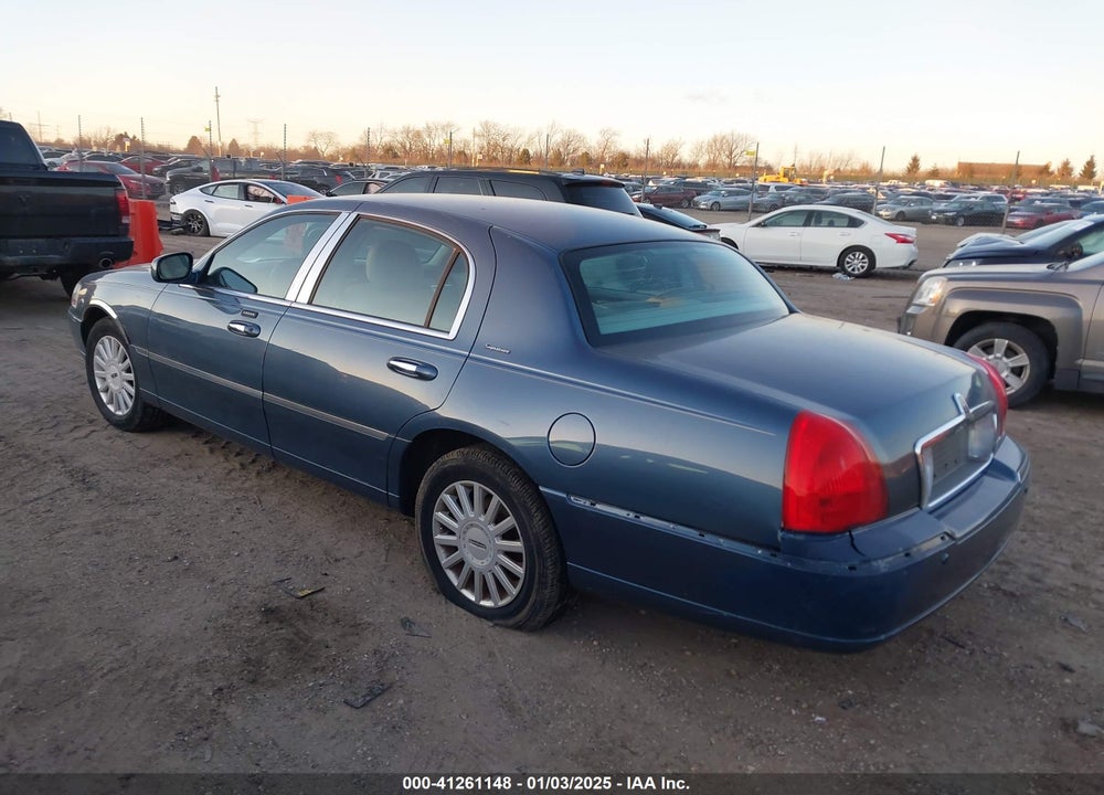 2005 LINCOLN TOWN CAR SIGNATURE VIN: 1LNHM81W95Y624456
