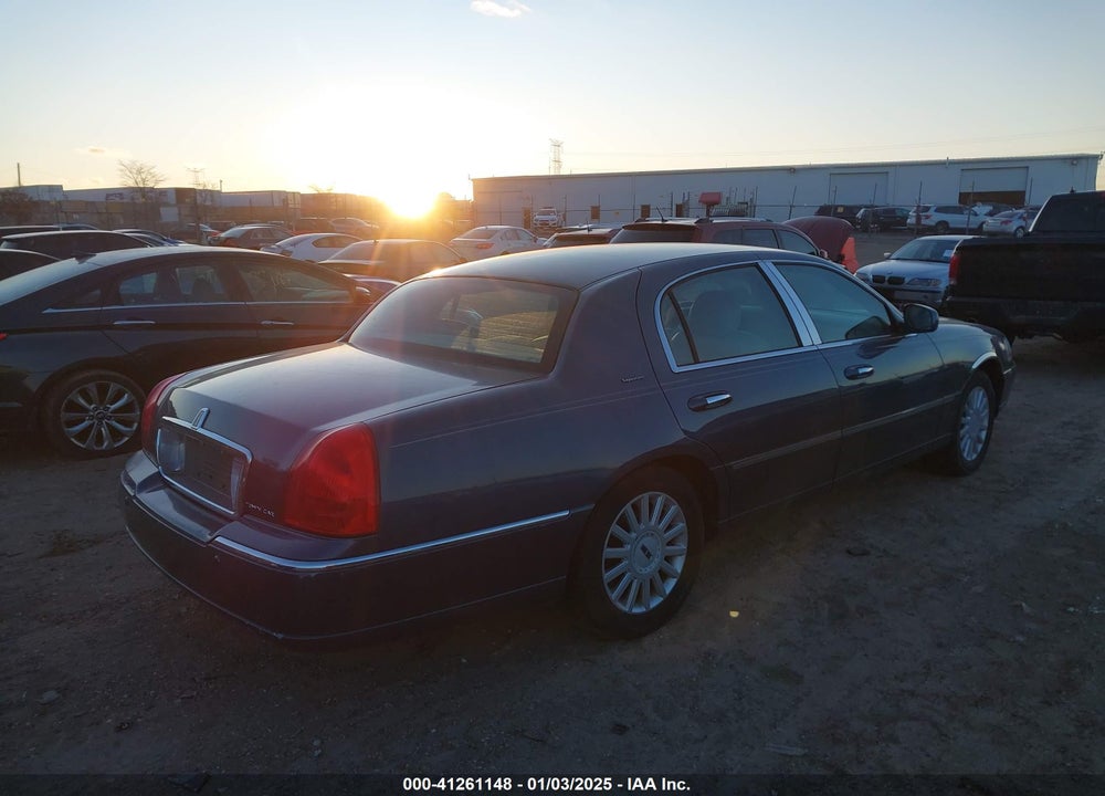 2005 LINCOLN TOWN CAR SIGNATURE VIN: 1LNHM81W95Y624456