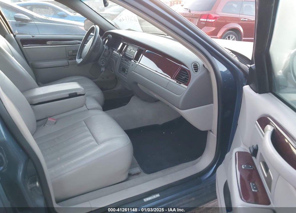 2005 LINCOLN TOWN CAR SIGNATURE VIN: 1LNHM81W95Y624456