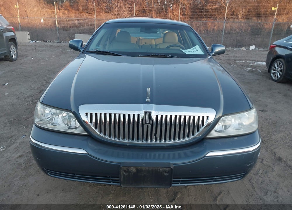 2005 LINCOLN TOWN CAR SIGNATURE VIN: 1LNHM81W95Y624456