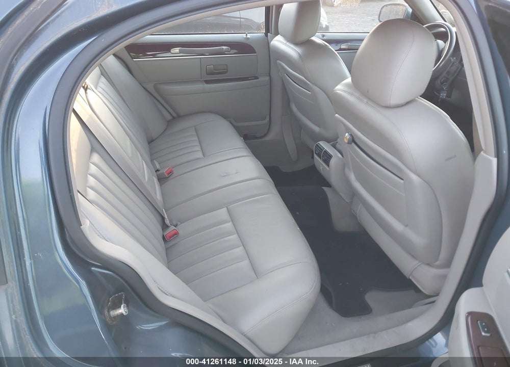 2005 LINCOLN TOWN CAR SIGNATURE VIN: 1LNHM81W95Y624456