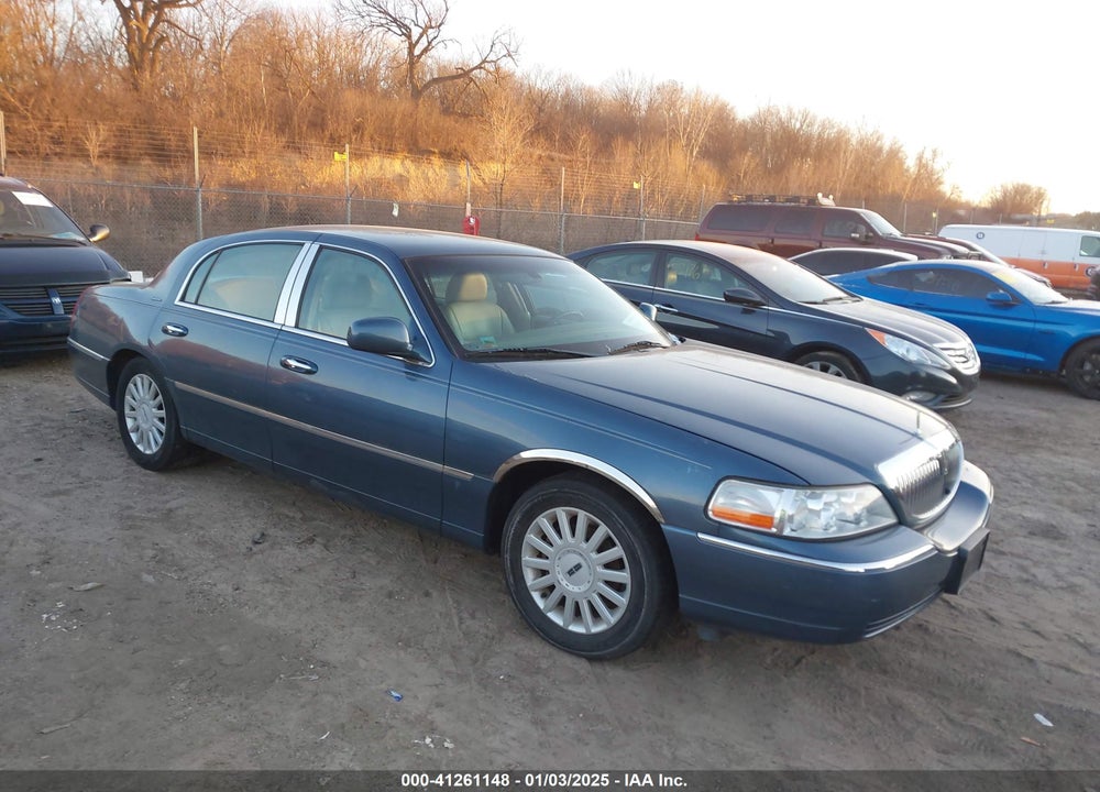 2005 LINCOLN TOWN CAR SIGNATURE VIN: 1LNHM81W95Y624456
