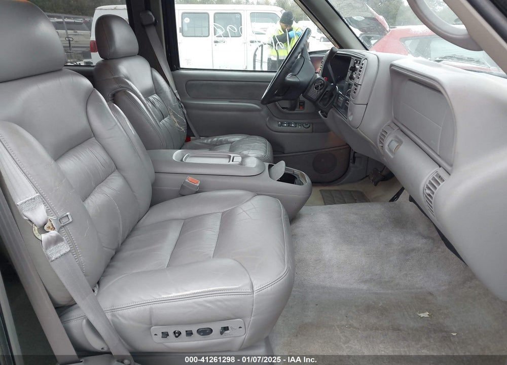 1999 CHEVROLET SUBURBAN 1500 LT VIN: 3GNFK16R7XG124022