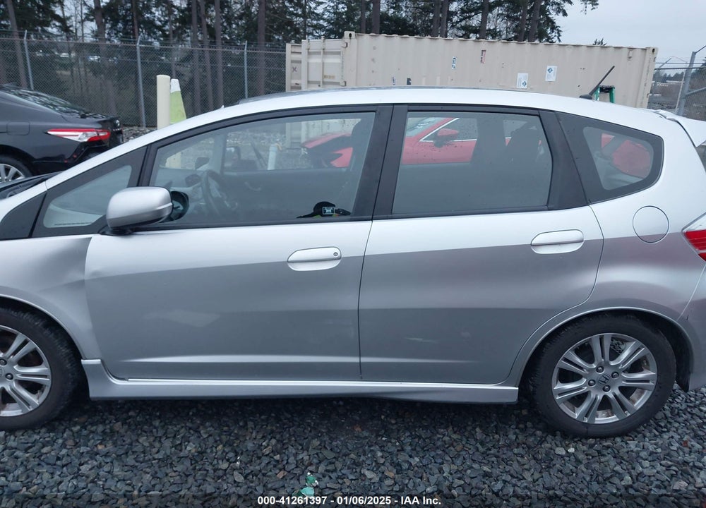 2011 HONDA FIT VIN: JHMGE8H54BC000291