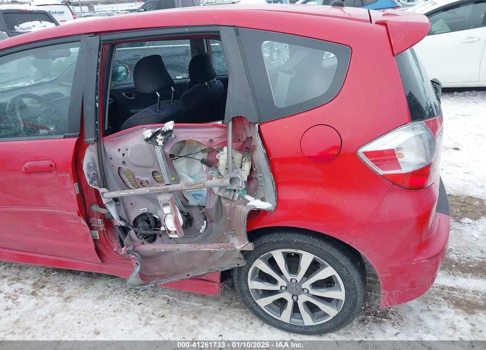 2013 HONDA FIT VIN: JHMGE8H51DC013602