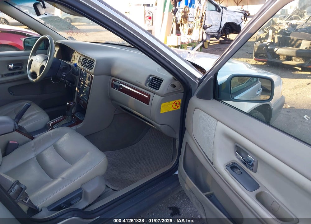 2000 VOLVO V70 XC/XC SE VIN: YV1LZ56D3Y2659372