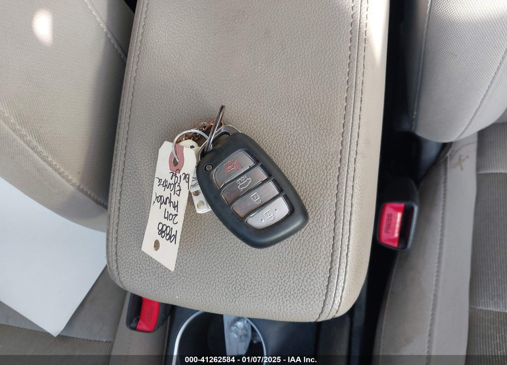 2017 HYUNDAI ELANTRA VIN: KMHD84LF9HU250368