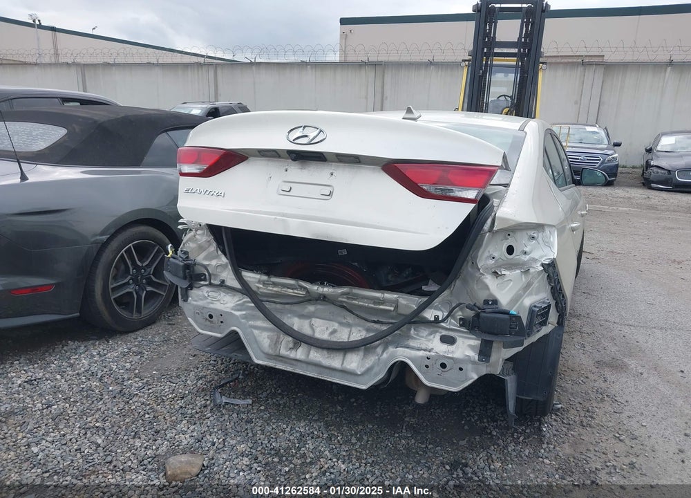 2017 HYUNDAI ELANTRA VIN: KMHD84LF9HU250368