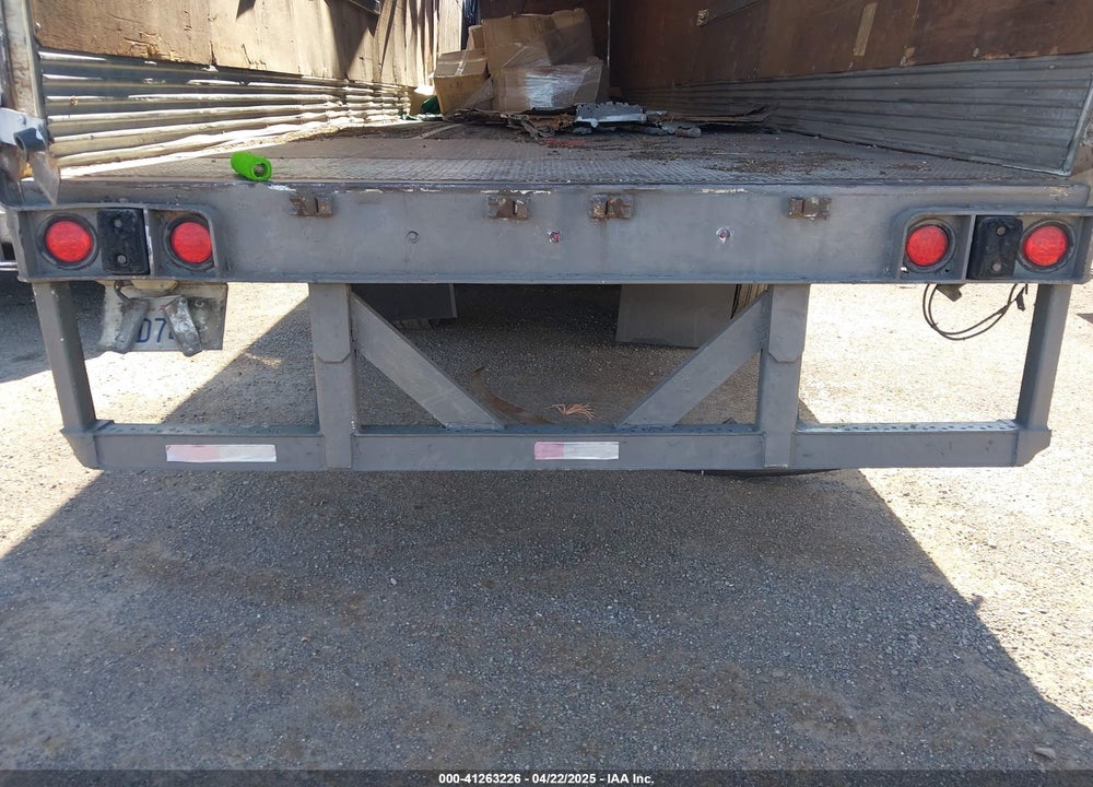 2003 UTILITY TRAILER MFG --- VIN: 1UYVS25343P032462