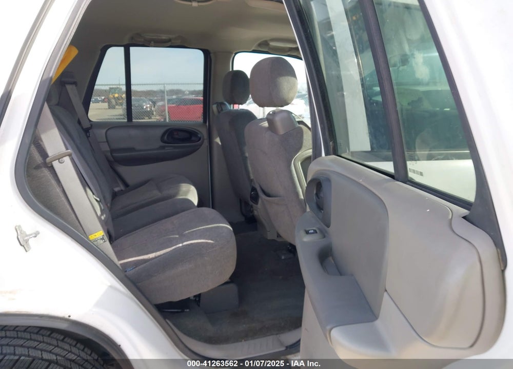 2004 CHEVROLET TRAILBLAZER LS VIN: 1GNDS13S742377778