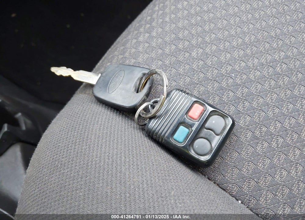 2005 FORD FOCUS ZX3 VIN: 3FAFP31N55R139605