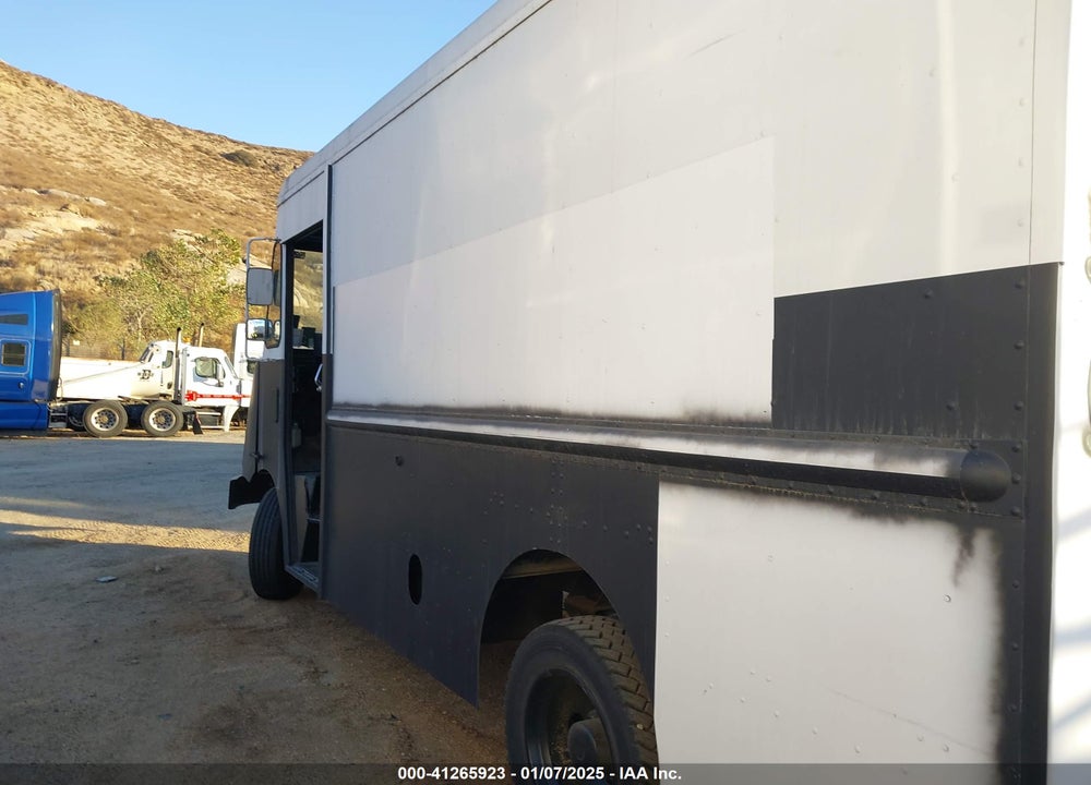 2000 FREIGHTLINER CHASSIS M LINE WALK-IN VAN VIN: 4UZA4FAD1YCH51839