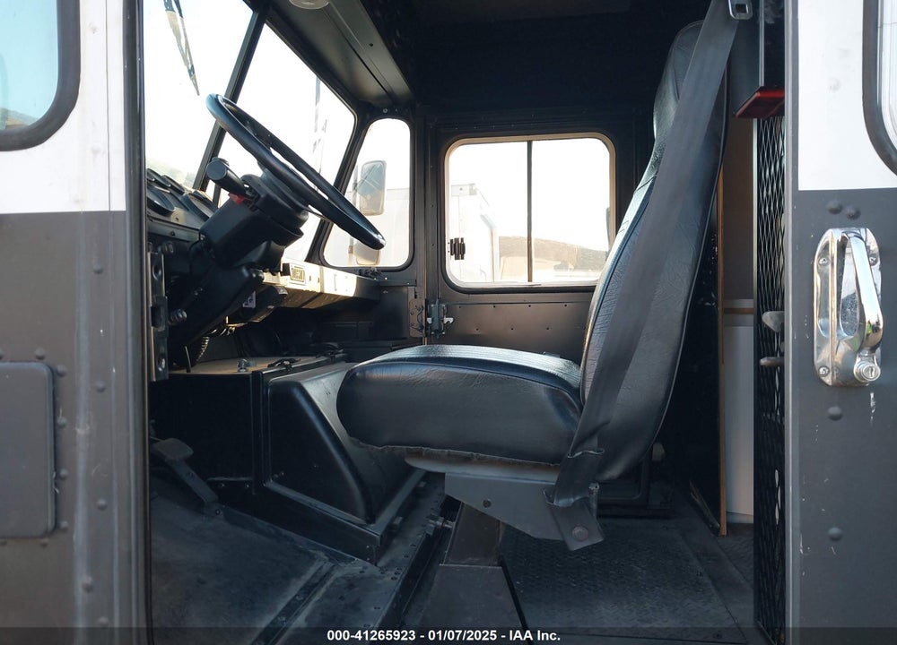 2000 FREIGHTLINER CHASSIS M LINE WALK-IN VAN VIN: 4UZA4FAD1YCH51839