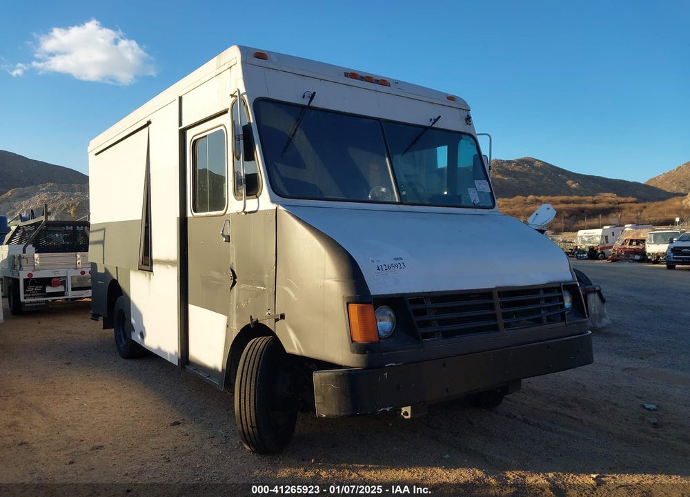 2000 FREIGHTLINER CHASSIS M LINE WALK-IN VAN VIN: 4UZA4FAD1YCH51839
