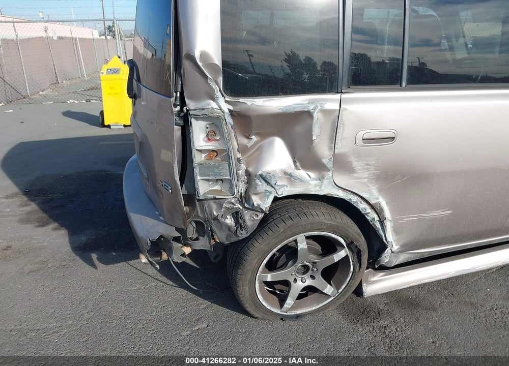 2005 SCION XB VIN: JTLKT324350221217