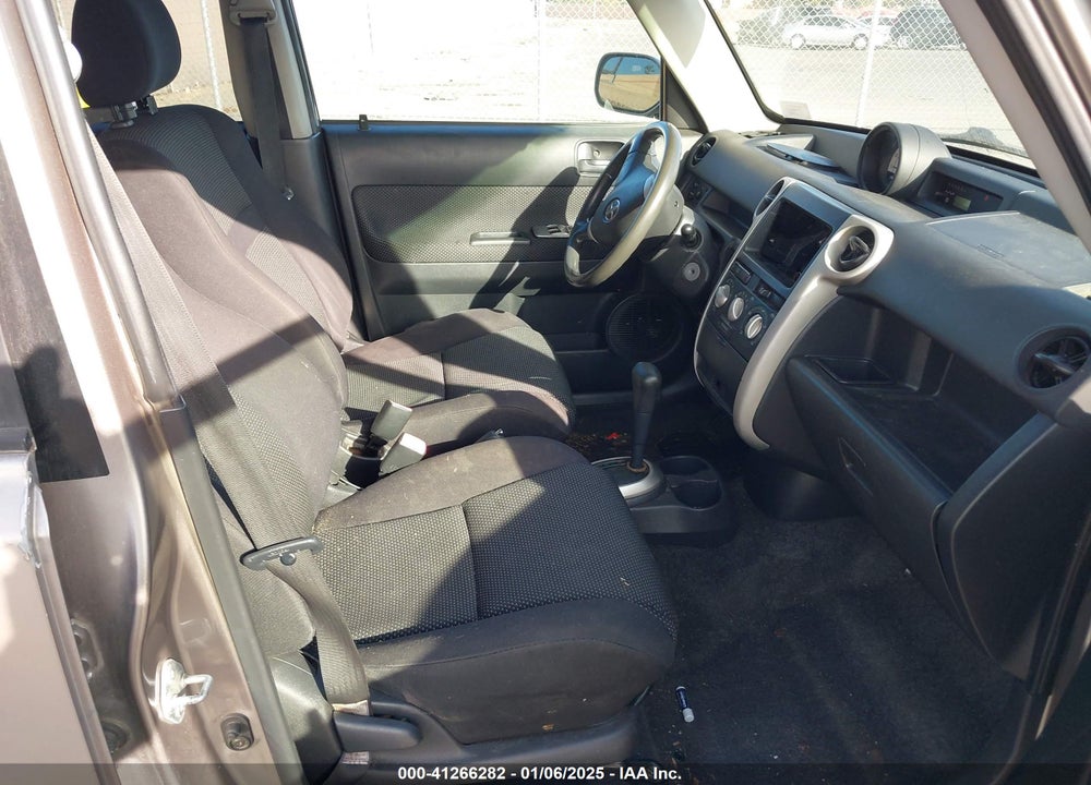 2005 SCION XB VIN: JTLKT324350221217