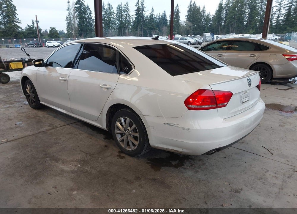 2015 VOLKSWAGEN PASSAT 2.0L TDI SE VIN: 1VWBV7A34FC068351