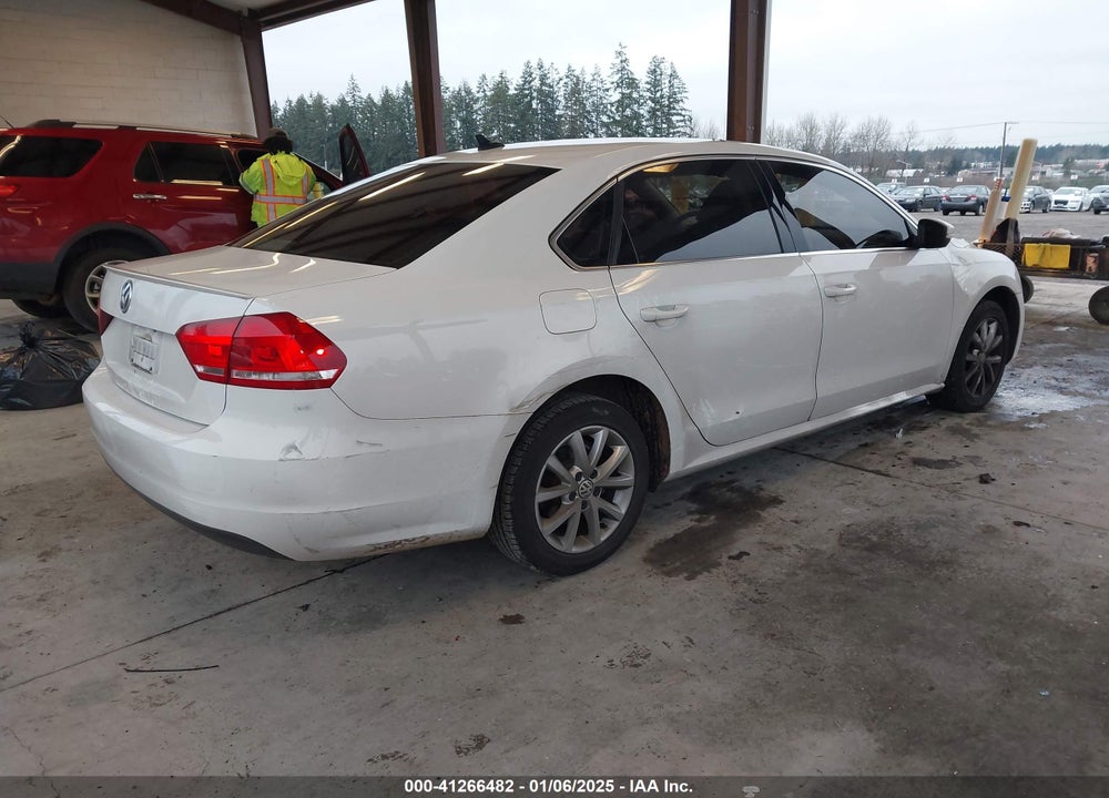 2015 VOLKSWAGEN PASSAT 2.0L TDI SE VIN: 1VWBV7A34FC068351