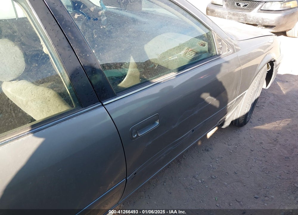 2000 TOYOTA CAMRY LE VIN: JT2BG22KXY0471432