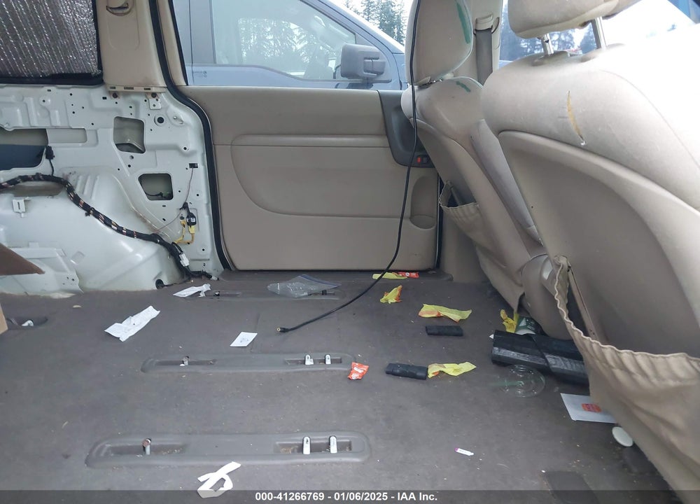 2011 KIA SEDONA VIN: KNDMG4C74B6384992