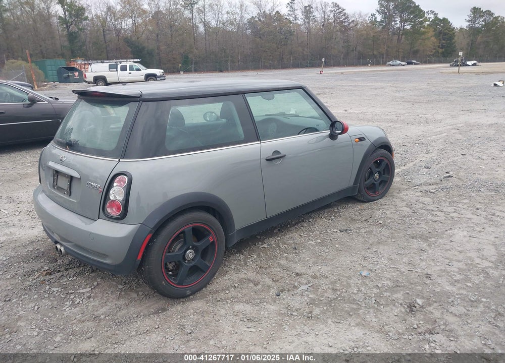 2004 MINI COOPER S VIN: WMWRE33434TD86894