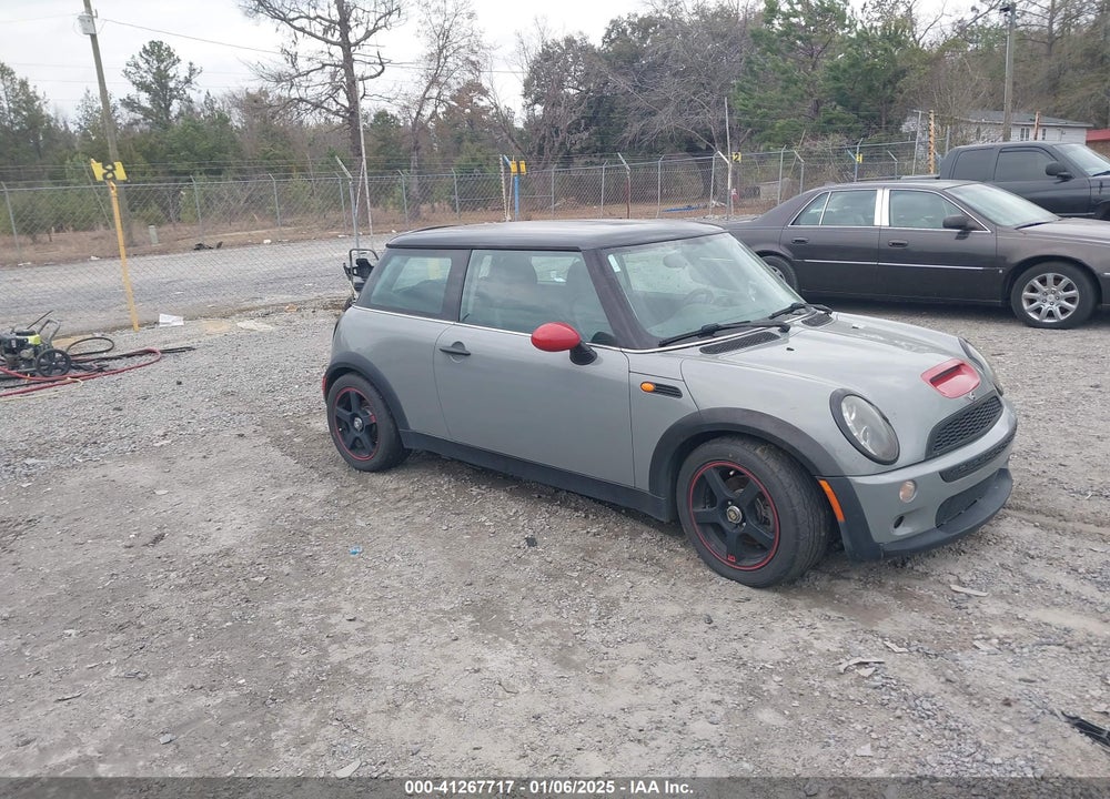 2004 MINI COOPER S VIN: WMWRE33434TD86894