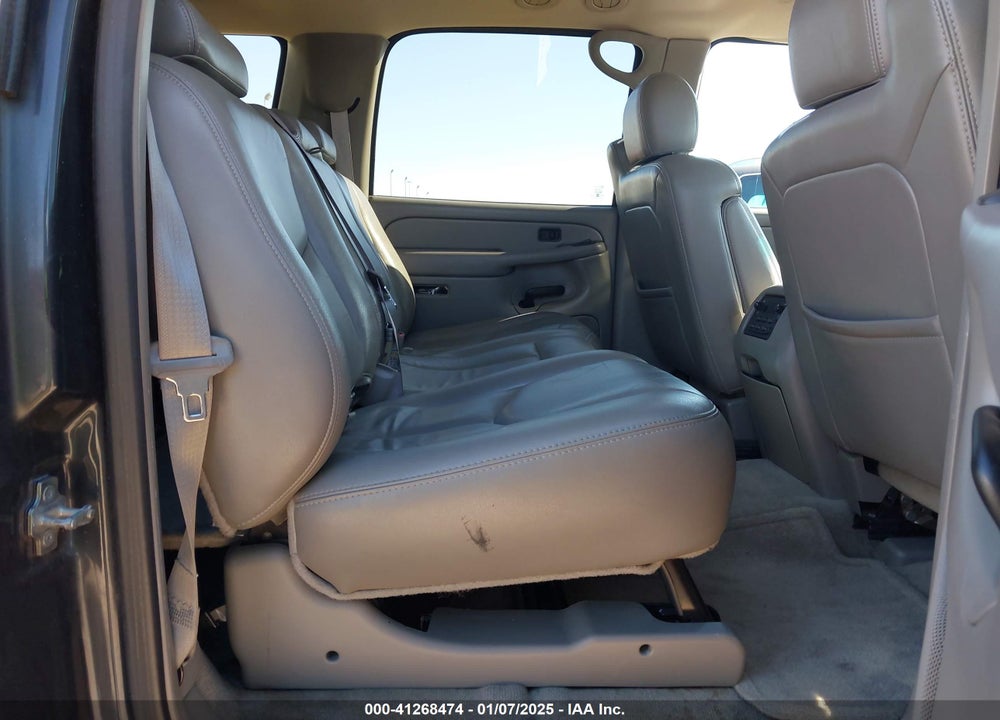 2005 CHEVROLET SUBURBAN 1500 LT VIN: 1GNEC16Z05R153125