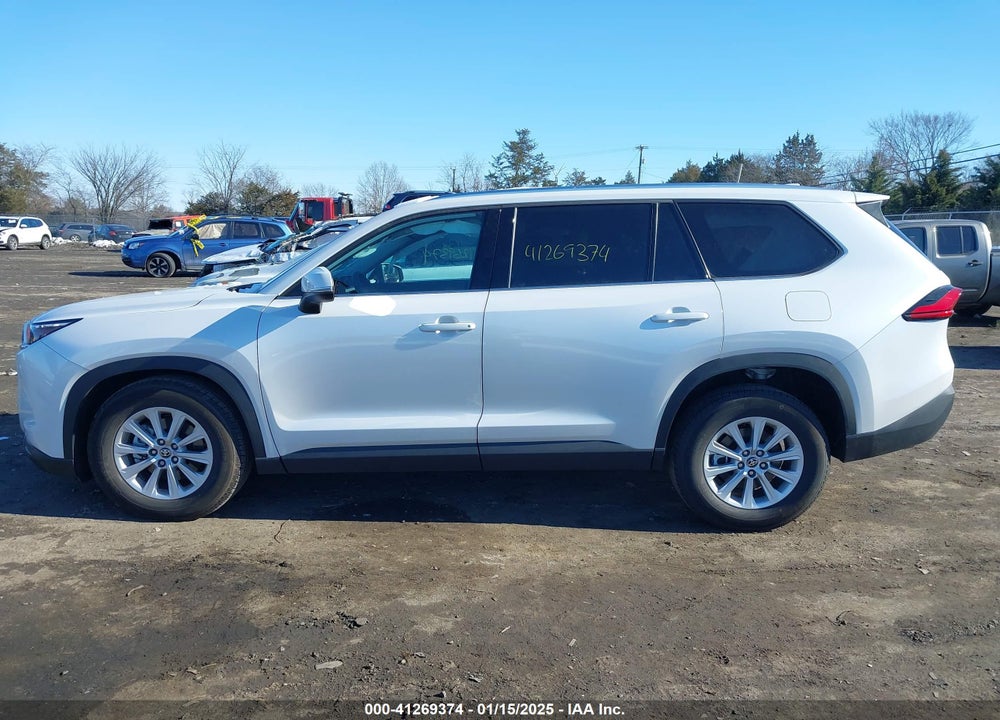 2024 TOYOTA GRAND HIGHLANDER XLE VIN: 5TDAAAB52RS043197