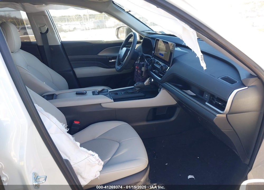 2024 TOYOTA GRAND HIGHLANDER XLE VIN: 5TDAAAB52RS043197