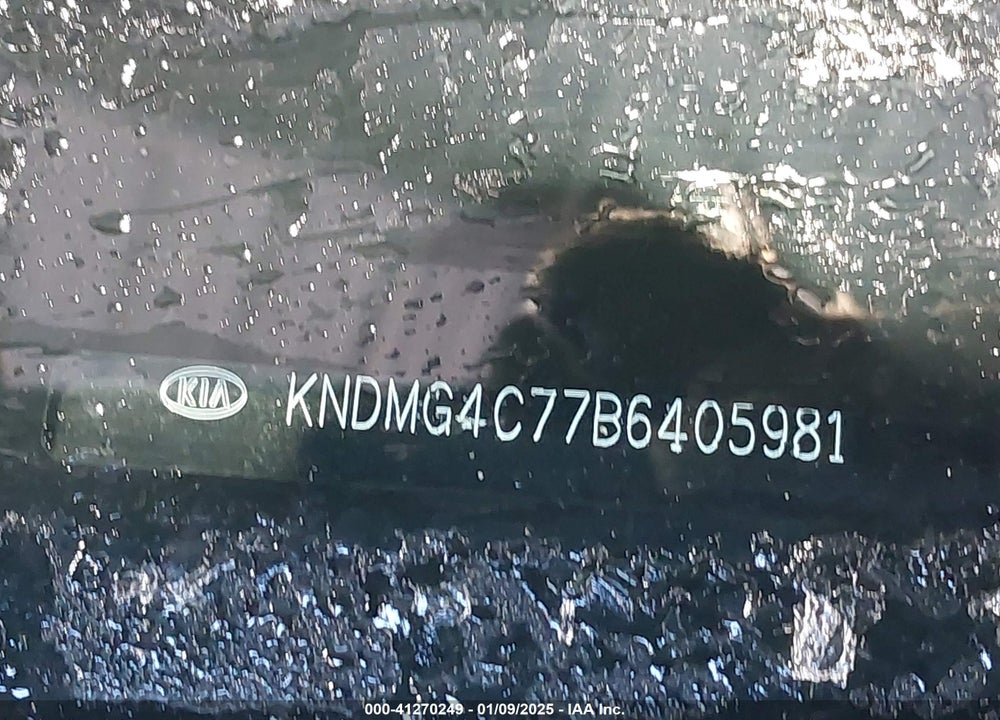 2011 KIA SEDONA LX VIN: KNDMG4C77B6405981