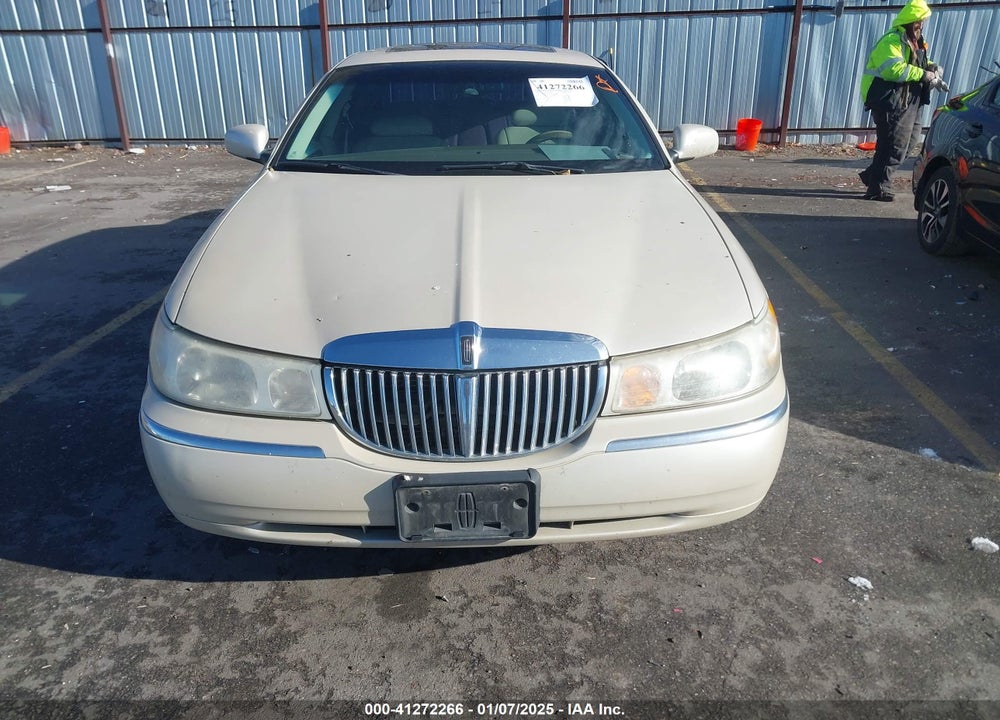 1999 LINCOLN TOWN CAR CARTIER VIN: 1LNHM83W5XY689160