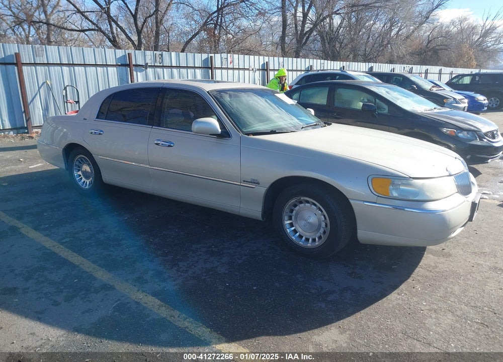 1999 LINCOLN TOWN CAR CARTIER VIN: 1LNHM83W5XY689160