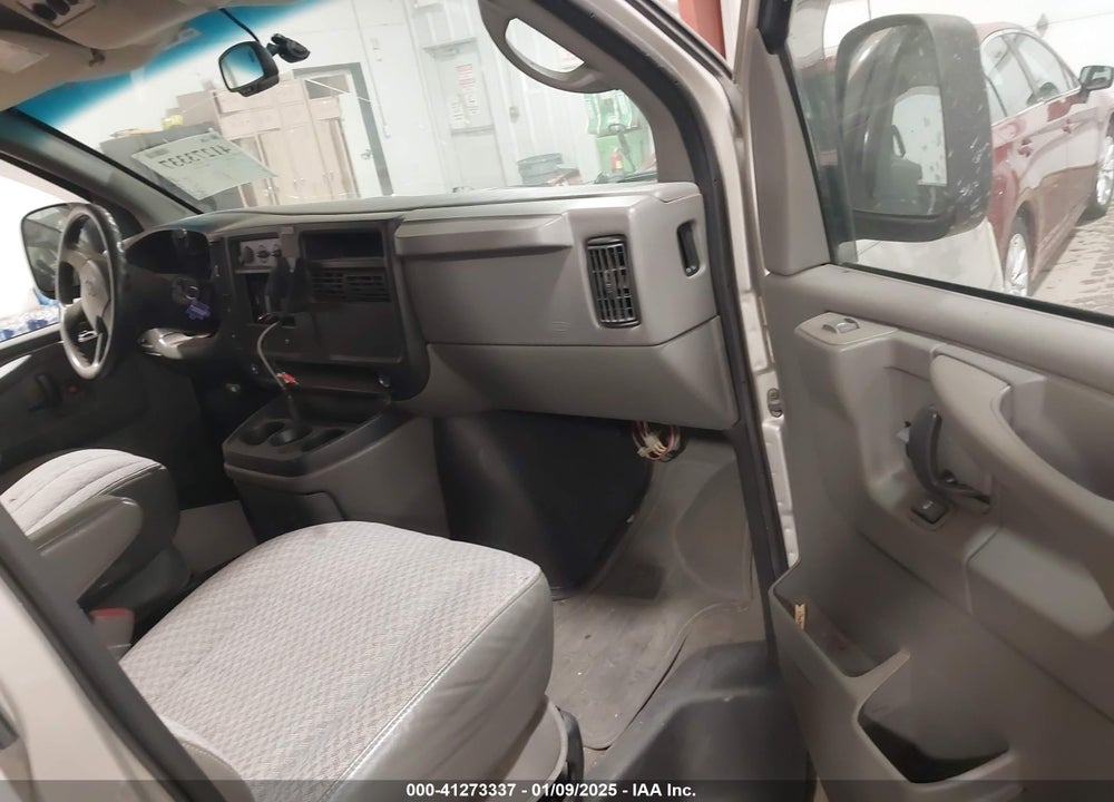 2005 CHEVROLET EXPRESS VIN: 1GNFH15T151137579