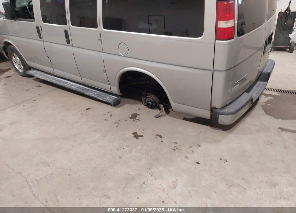 2005 CHEVROLET EXPRESS VIN: 1GNFH15T151137579