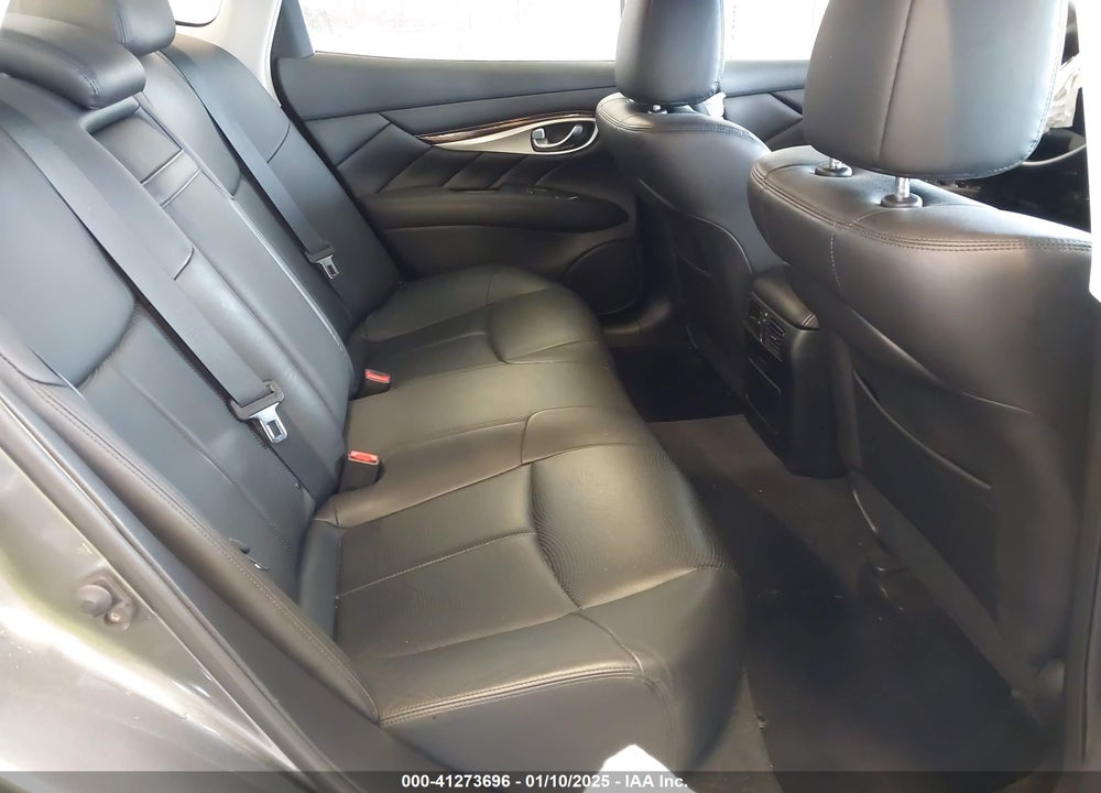 2015 INFINITI Q70 VIN: JN1BY1AR7FM560168