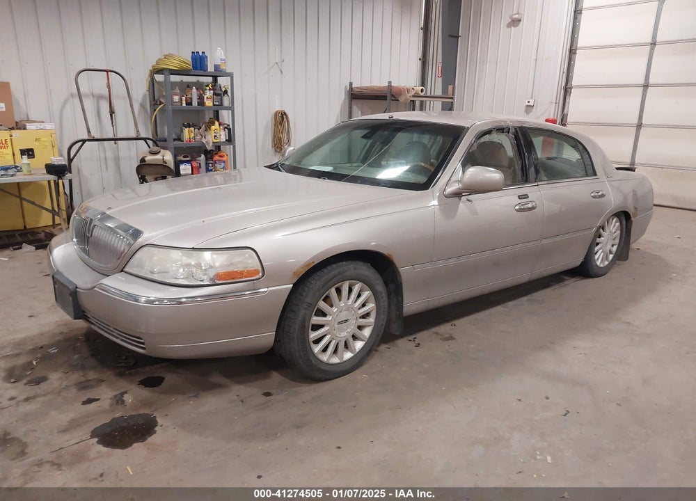 2003 LINCOLN TOWN CAR SIGNATURE VIN: 1LNHM82W83Y674938