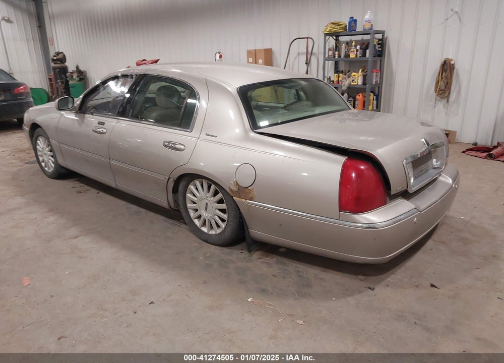 2003 LINCOLN TOWN CAR SIGNATURE VIN: 1LNHM82W83Y674938