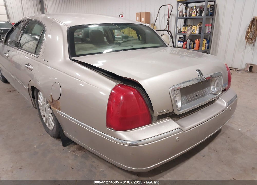 2003 LINCOLN TOWN CAR SIGNATURE VIN: 1LNHM82W83Y674938
