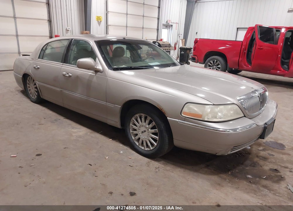 2003 LINCOLN TOWN CAR SIGNATURE VIN: 1LNHM82W83Y674938