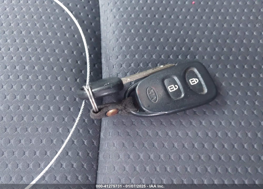 2011 KIA SORENTO LX VIN: 5XYKTCA17BG113045