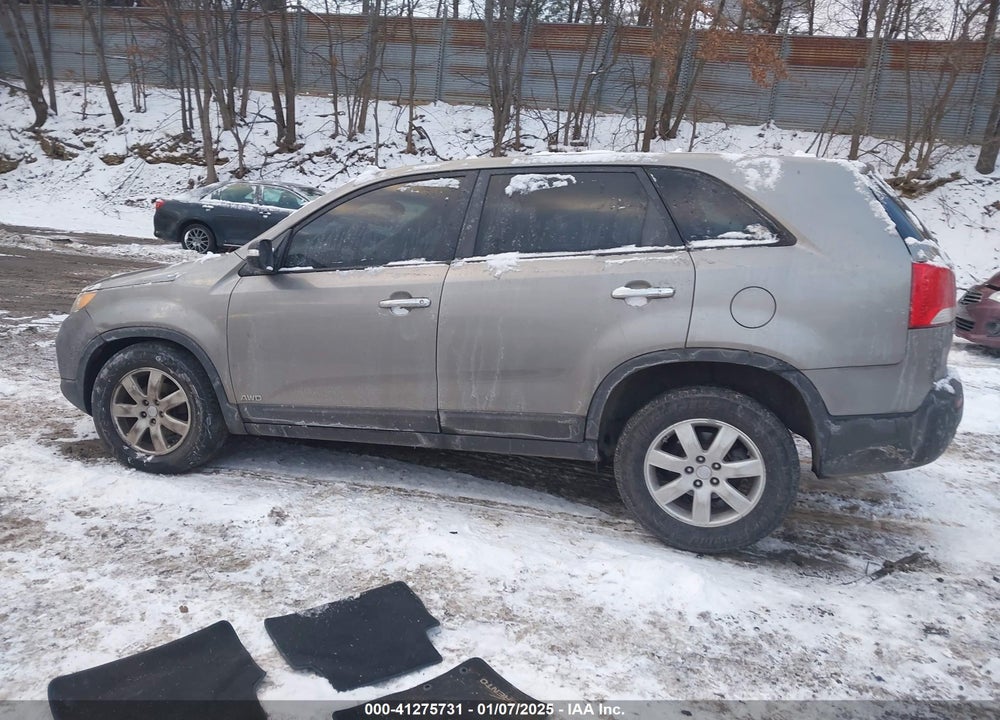 2011 KIA SORENTO LX VIN: 5XYKTCA17BG113045