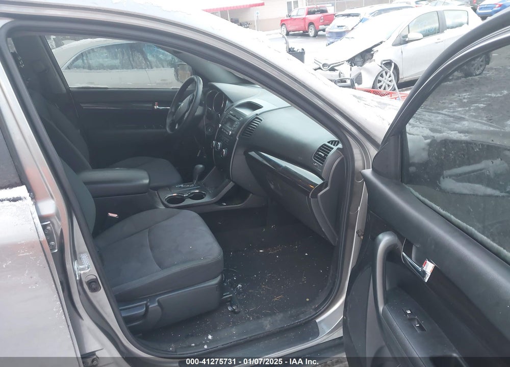 2011 KIA SORENTO LX VIN: 5XYKTCA17BG113045
