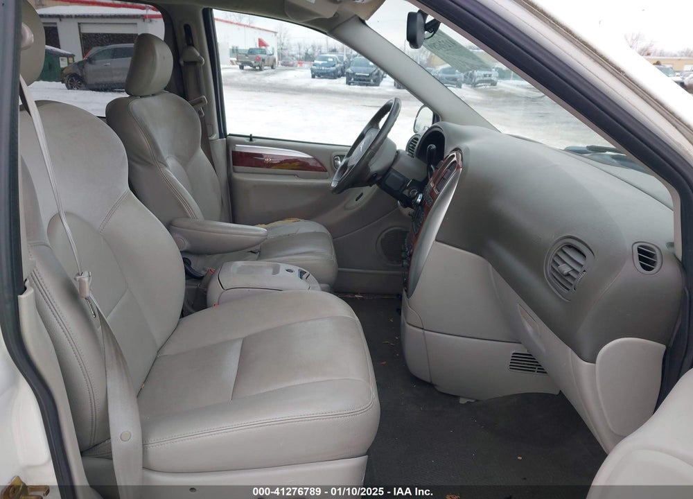 2005 CHRYSLER TOWN & COUNTRY LIMITED VIN: 2C4GP64L05R425135