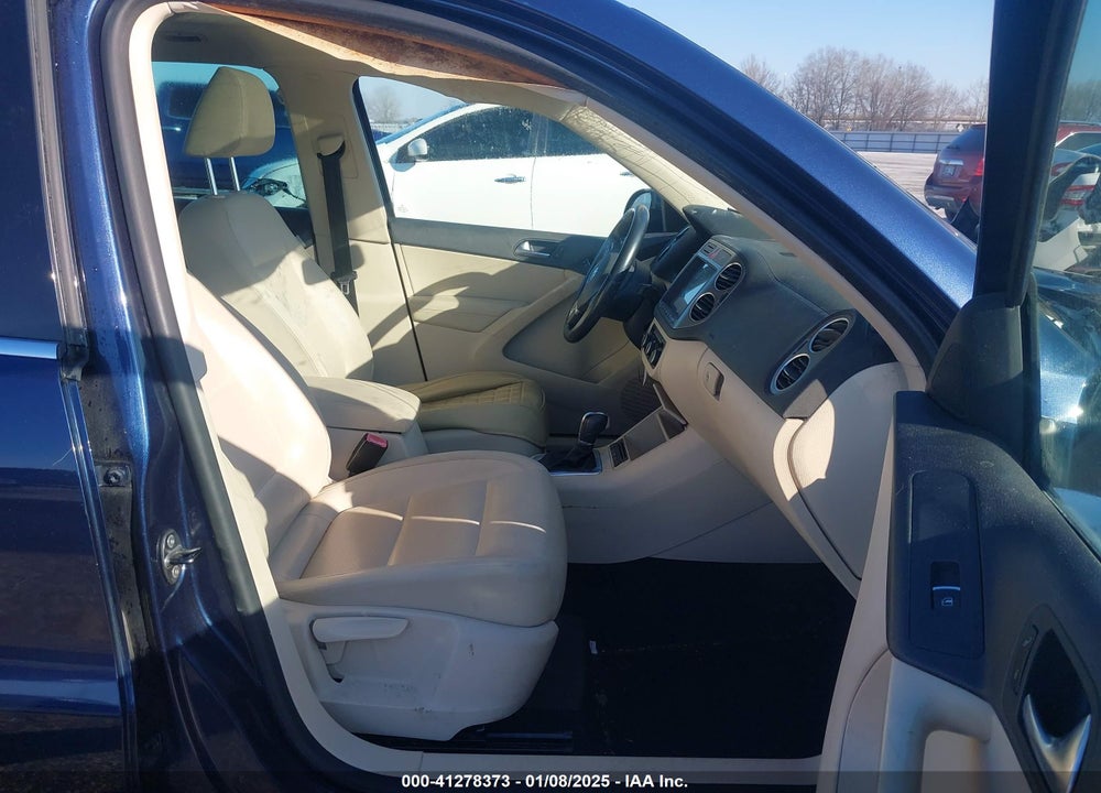 2011 VOLKSWAGEN TIGUAN SE VIN: WVGAV7AX6BW526154