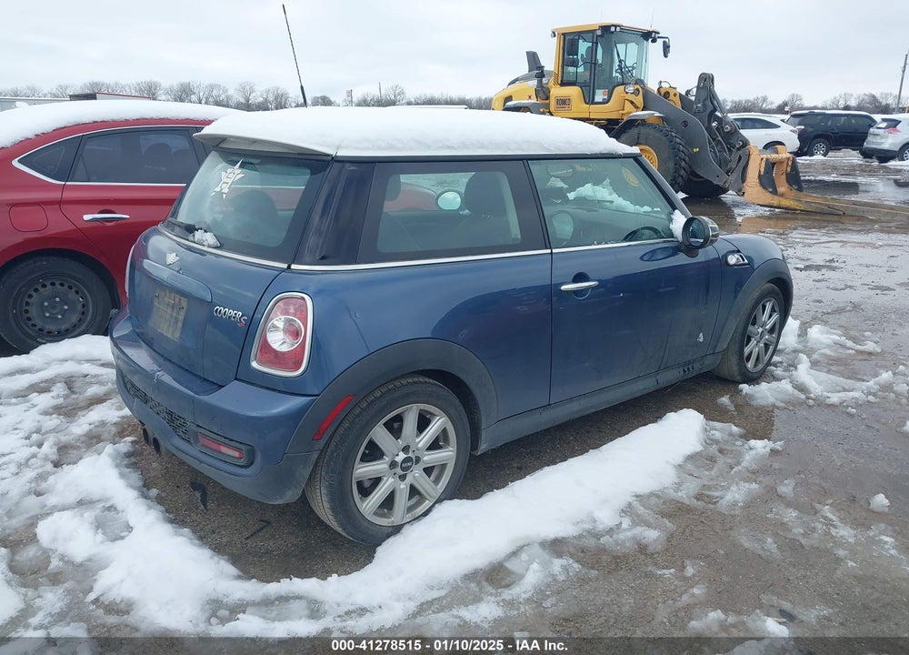 2011 MINI COOPER S VIN: WMWSV3C50BTY23321