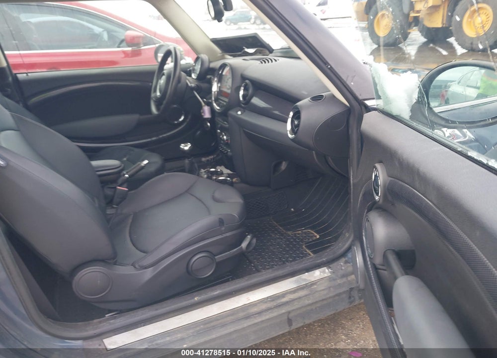 2011 MINI COOPER S VIN: WMWSV3C50BTY23321
