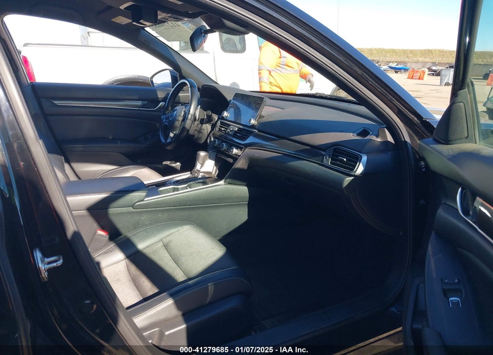 2018 HONDA ACCORD VIN: 1HGCV1F37JA160878