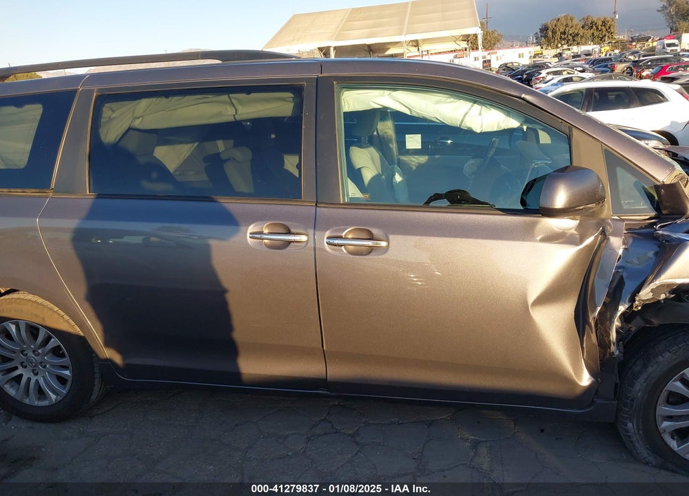 2017 TOYOTA SIENNA XLE 8 PASSENGER VIN: 5TDYZ3DC4HS870017