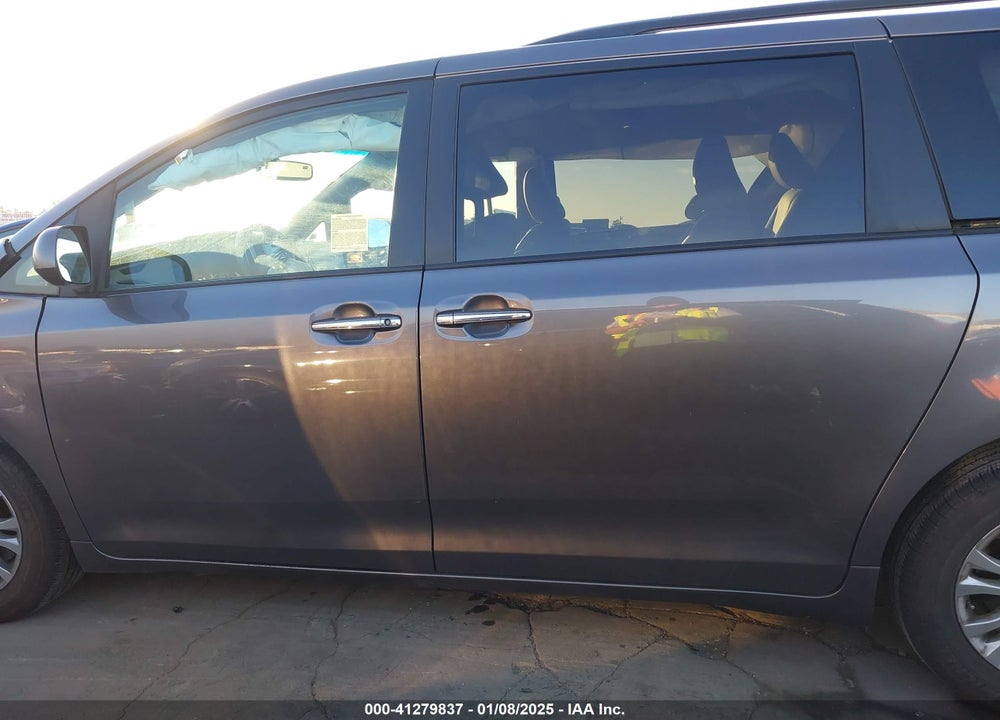 2017 TOYOTA SIENNA XLE 8 PASSENGER VIN: 5TDYZ3DC4HS870017